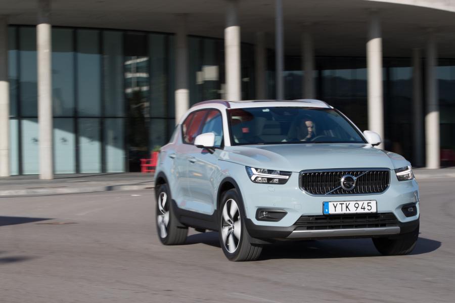  Volvo XC40 D4 Momentum 2017 года  (WW) (фото 2 из 45)